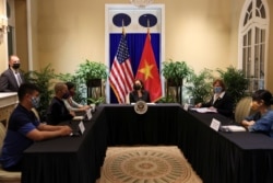 Phó Tổng thống Mỹ Kamala Harris gặp gỡ những người vận động cho cho quyền của người khuyết tật, chuyển giới tính, môi trường và cộng đồng LGBTQI+, ở Hà Nội, Việt Nam, ngày 26 tháng 8, 2021.