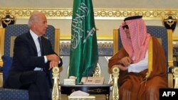 جو بائیڈن 2011 میں بطور نائب صدر سعودی عرب کے دورے کے دوران اس وقت کے سعودی وزیرِ خارجہ سعود الفیصل سے ملاقات کر رہے ہیں۔ (فائل فوٹو)
