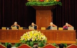Trong cơ cấu chính trị Việt Nam hiện nay, lãnh đạo các cấp phải là đảng viên và học các lớp lý luận của Đảng Cộng sản.