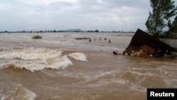 Một ngôi nhà bị nước lũ cuốn trôi ở tỉnh An Giang.