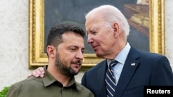 Tổng thống Ukraine Volodymyr Zelenskyy (trái) được Tổng thống Mỹ Joe Biden ôm chào đón tại Phòng Bầu dục của Nhà Trắng ở Washington vào ngày 21 tháng 9 năm 2023.