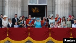 Nữ Hoàng Elizabeth, Thái tử Charles, Hoàng tử Harry và Meghan, Công nương xứ Sussex, Hoàng tử William và Catherine, Công nương xứ Cambridge, và các thành viên khác của gia đình hoàng gia Anh, từ lan can Điện Buckingham, ngày 9/6/2018. REUTERS/Peter Nicholls