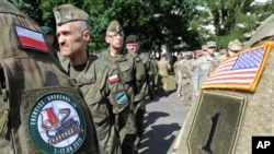 Binh sĩ quân đội Mỹ và Ba Lan trong lễ khai mạc cuộc tập trận Anaconda-16 ở Warsaw, Ba Lan, ngày 6 tháng 6, 2016.