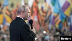 Tổng thống Nga Vladimir Putin phát biểu trước đám đông trong một buổi hòa nhạc ở trung tâm Moscow, đánh dấu ngày ký hiệp ước sáp nhập bán đảo Crimea, 18/3/2015. 