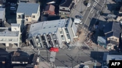 Ảnh của Jiji Press - được Reuters dẫn lại - cho thấy nhà cửa bị đổ ở Wajima, tỉnh Ishikawa, Nhật Bản, hôm 2/1/2024.