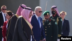 فائل فوٹو: امریکہ کے صدر جو بائیڈن رواں سال ہونے والے دورے کے دوران سعودی حکام کے ساتھ