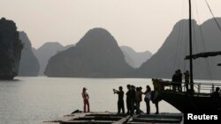 Du khách Trung Quốc thăm Vịnh Hạ Long ở Việt Nam.