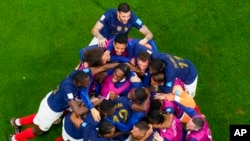  قطر کے البیت اسٹیڈیم میں فرانس اور مراکش کے درمیان ورلڈ کپ سیمی فائنل فٹ بال میچ کے دوران اپنی ٹیم کا دوسرا گول کرنے پر فرانس کے رینڈل کولو میوانی کو ٹیم کے ساتھی مبارکباد دے رہے ہیں۔اے پی فوٹو