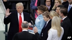 Ông Donald Trump tuyên thệ trở thành Tổng thống thứ 45 của Hoa Kỳ trước Điện Capitol, thủ đô Washington, ngày 20/01/2017.