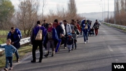 Những người di cư đi bộ về phía một trại tị nạn tạm thời ở biên giới Hy Lạp, ngày 4/3/2016.