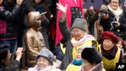 Tokyo yêu cầu dời đi nơi khác một bức tượng an úy phụ trước sứ quán Nhật ở Seoul.