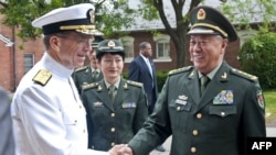 Cuộc thảo luận giữa Tướng Trần Bỉnh Đức, Tham mưu trưởng Quân đội Giải phóng Nhân dân Trung Quốc (phải), với Đô đốc Mike Mullen, Chủ tịch ban tham mưu liên quân Hoa Kỳ (trái) đã mang lại nhiều thành quả