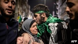 اسرائیل کی قید سے رہا ہونے والا فلسطینی نوجوان ماں کو گلے لگا رہا ہے۔ فوٹو اے ایف پی