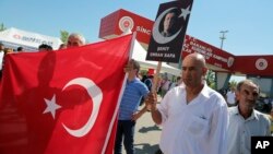 Người dân biểu tình bên ngoài tòa án Thổ Nhĩ Kỳ khi 500 nghi phạm bị cáo buộc gây ra vụ âm mưu đảo chính thất bại vào năm 2016, mà Ankara đổ lỗ cho giáo sĩ Fethullah Gulen, có trụ sở tại Hoa Kỳ, cầm đầu.