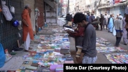 کراچی میں کتابوں کے فٹ پاتھ بازار کا ایک منظر 