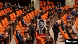  (ARŞİV) Türkiye İşçi Partisi milletvekilleri TBMM'de hapisteki Can Atalay'ın fotoğrafını sergiledi