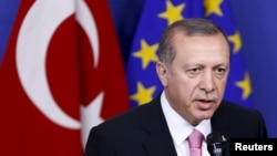 Tổng thống Thổ Nhĩ Kỳ Tayyip Erdogan tại trụ sở Ủy ban Liên Hiệp Châu Âu tại Brussels, Bỉ. (Ảnh tư liệu ngày 5/10/2015.) Ông Erdogan thề sẽ tiếp tục cuộc chiến cho tới khi nào tất cả các phần tử chủ chiến bị tiêu diệt.
