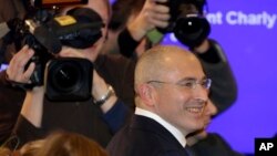 Ông Mikhail Khodorkovsky đến nói chuyện tại buổi họp báo đầu tiên ở Berlin hôm Chủ nhật 22 tháng 12, 2013