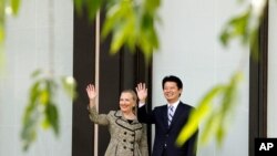 Ngoại trưởng Hoa Kỳ Hillary Rodham Clinton (trái) và Ngoại trưởng Nhật Koichiro Gemba