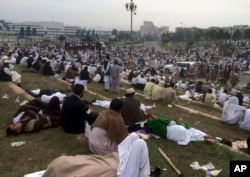 Những người ủng hộ đảng Tehreek trong cuộc biểu tình bên ngoài tòa nhà quốc hội ở Islamabad, Pakistan, thứ Hai ngay 28/3/2016.