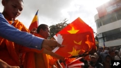 Các nhà sư và người biểu tình Campuchia đốt cờ Việt Nam trong một cuộc biểu tình tại một con phố trước Đại sứ quán Việt Nam tại Phnom Penh, Campuchia, 8/10/2014. 