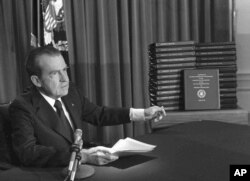 (ARŞİV) 29 Nisan 1974 - Eski Başkan Richard Nixon, Beyaz Saray teyp kayıtlarının dökümlerine eliyle işaret ediyor