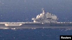 Hàng không mẫu hạm Liêu Ninh trên biển Hoa Đông, 25/12/2016. (Ảnh: Bộ Quốc phòng Nhật Bản)