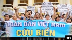 Người dân biểu tình tại Hà Nội, Việt Nam, ngày 1 tháng 5 năm 2016.