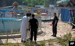 Cảnh sát Pakistan tại nơi xảy ra vụ đánh bom tự sát.