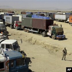 پاک افغان سرحد پر نیٹو رسد سے لدے ٹرک