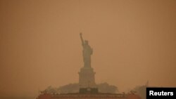 ،کینڈا کے جنگلات کی آگ کے دھویں سے نیویارک کا مجسمہ آزادی دھندلا گیا ، فوٹو رائٹرز 6جون 2023