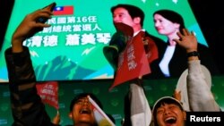 Những người ủng hộ Đảng Dân Tiến (DPP) ăn mừng trong một cuộc tập hợp sau chiến thắng của Lại Thanh Đức trong cuộc bầu cử tổng thống, tại Đài Bắc, Đài Loan ngày 13 tháng 1 năm 2024.
