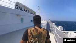 Một chiến binh Houthi đứng trên tàu chở hàng Galaxy Leader ở Biển Đỏ trong bức ảnh được công bố ngày 20 11 năm 2023. Ảnh: Truyền thông quân sự Houthi/REUTERS