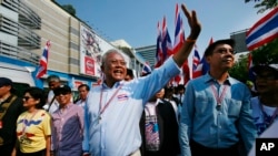 Thủ lĩnh biểu tình Suthep Thaugsuban chào đám đông khi ông dẫn dắt người biểu tình chống chính phủ diễu hành qua khu tài chính của Bangkok. (Ảnh tư liệu)