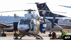 Một chiếc trực thăng Care Flight có mặt trên đường băng của Sân bay Quốc tế Darwin vào ngày 27/8/2023 trong khi việc cứu hộ đang được tiến hành. Ba lính thủy quân lục chiến Mỹ đã thiệt mạng sau khi một chiếc máy bay Osprey rơi trên một hòn đảo phía bắc Australia khi tập trận.