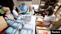 Nhân viên đang mở những thùng sách "Go Set A Watchman" của tác giả Harper Lee tại Ol' Curiosities và Book Shoppe ở Monroeville, Alabama ngày 14/7/2015.