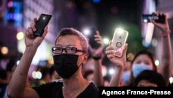 Những người biểu tình đòi dân chủ ở Hong Kong trong một lần tập hợp ở Đồng La Loan 