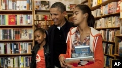 دختران ساشا اور مالیا کے ہمراہ صدر اوباما کی Kramerbooksپر شاپنگ