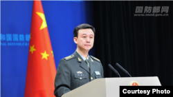 Người phát ngôn bộ Quốc phòng Trung Quốc Ngô Khiêm tại một cuộc họp báo hôm 25/1/2018. Ông Khiêm nói Mỹ "đang ảo tưởng" khi "sử dụng Đài loan để khống chế Trung Quốc."