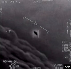 امریکی بحریہ کے ایک پائلٹ نے پرواز کے دوران ایک اڑن طشتری کو دیکھا اور اس کی ویڈیو ریکارڈ کی۔ ویڈیو سے لی گئی تصویر میں اڑن طشتری نظر آ رہی ہے۔ 27 اپریل 2020