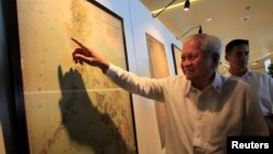 Ngoại trưởng Philippines Albert Del Rosario chỉ vào một bản đồ cổ cho thấy tuyên bố chủ quyền của TQ tại Biển Đông không bao gồm Bãi cạn Scarborough.