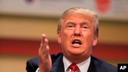 Ứng cử viên tổng thống Đảng Cộng hòa Donald Trump phát biểu tại một diễn đàn ở Ames, bang Iowa, ngày 18 tháng 7, 2015. 