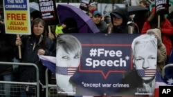 Những người ủng hộ đứng bên ngoài tòa án ở London vào ngày 24/2/2020, mang theo biểu ngữ yêu cầu trả tự do và không dẫn độ ông Julian Assange - người sáng lập Wikileaks - sang Hoa Kỳ.