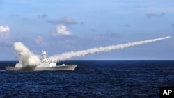 Tàu hộ vệ tên lửa của Trung Quốc tại một cuộc tập trận tên Biển Đông, trong bức ảnh do Tân Hoa Xã công bố hôm 8/7/2016. Hải quân Việt Nam và Trung Quốc vừa nhất trí thiết lập một đường dây nóng để "chia sẻ thông tin về tình hình trên biển."