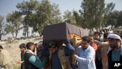 جلال آباد میں فائرنگ میں ہلاک ہونے والی خاتون صحافی کی میت تدفین کے لئے لے جائی جا رہی ہے۔(فوٹو اے پی)