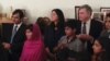 ملالہ تقریب میں شریک مہمانوں کے ہمراہ