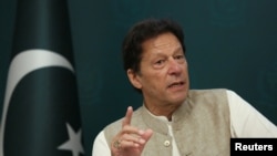 پاکستان کے سابق وزیرِ اعظم عمران خان اسلام آباد میں رائٹرز کو انٹرویو دیتے ہوئے۔ فائل فوٹو