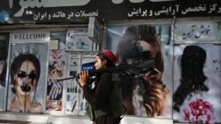 افغان خواتین فیشن اور بیوٹی برانڈز کے پوسٹرز (جن پر اسپرے کیا جا چکا ہے) لگے دروازوں سے خوف کے سائے تلے داخل ہوتی ہیں۔