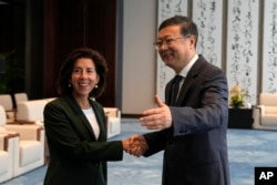 امریکی وزیرِ تجارت جینا ریمانڈو چین کے دورے کے موقعے پر شنگھائی پارٹی سیکریٹری چین جننگ کے ساتھ فوٹو اے پی۔30 اگست 2023