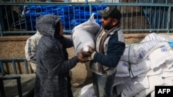 Dân Palestine di tản nhận thực phẩm tài trợ của Liên Hiệp Quốc ở Rafah, phía nam dải Gaza 
